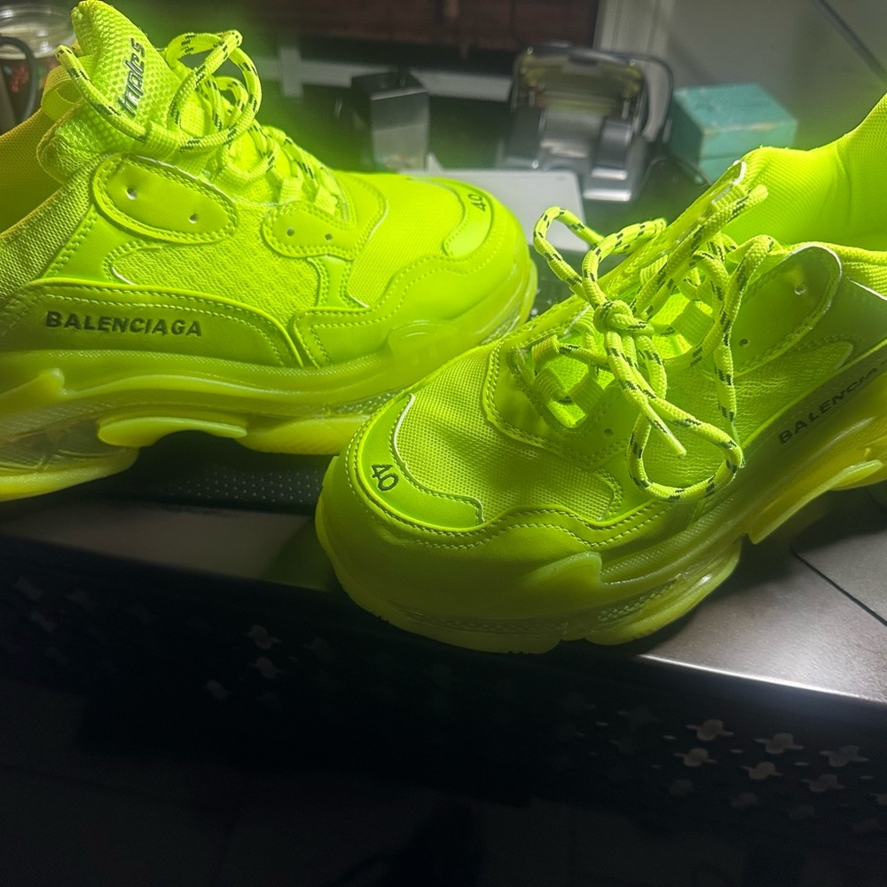 Neon yellow Balenciaga sneakers never worm